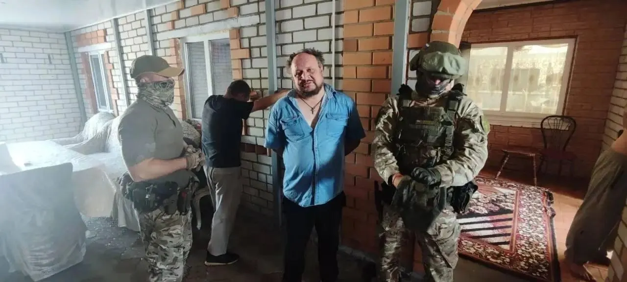 Силовики провели рейд по местам проживания лиц, склонных к преступлениям: обнаружен мужчина в федеральном розыске, ещё 15 человек доставлены для проверки.