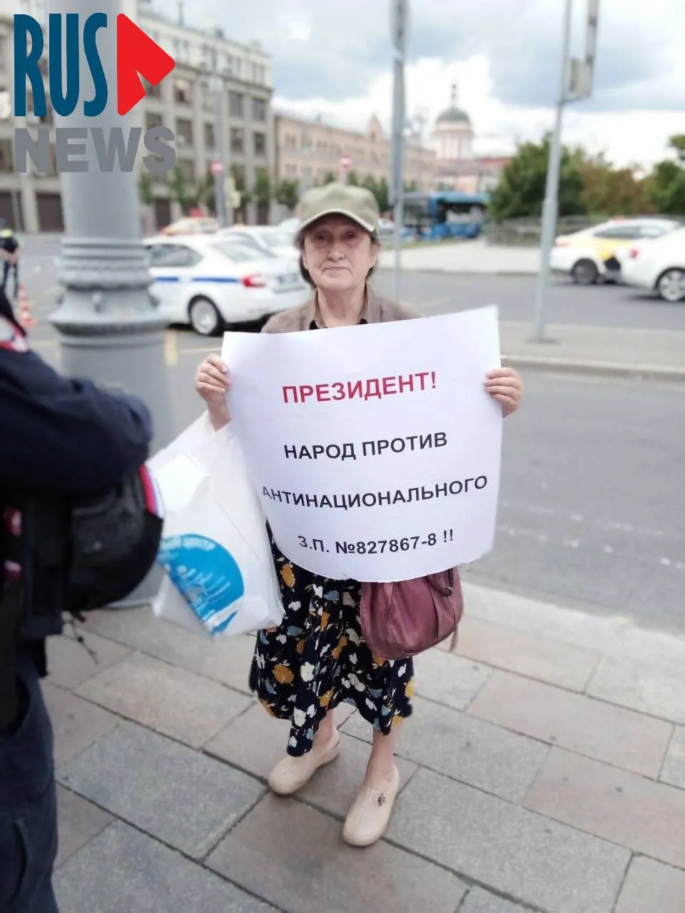 Наталью Шамину задержали на Старой площади во время одиночного пикета с призывом не передавать регионам право снимать памятники с охраны; активисты опасаются волны сносов в интересах застройщиков.