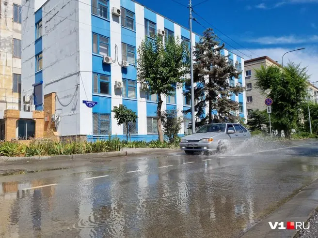 Забитая ливнёвка и поток горячей воды превратили участок от Пражской до 7-й Гвардейской бригады в подобие реки — над дорогой клубится пар.