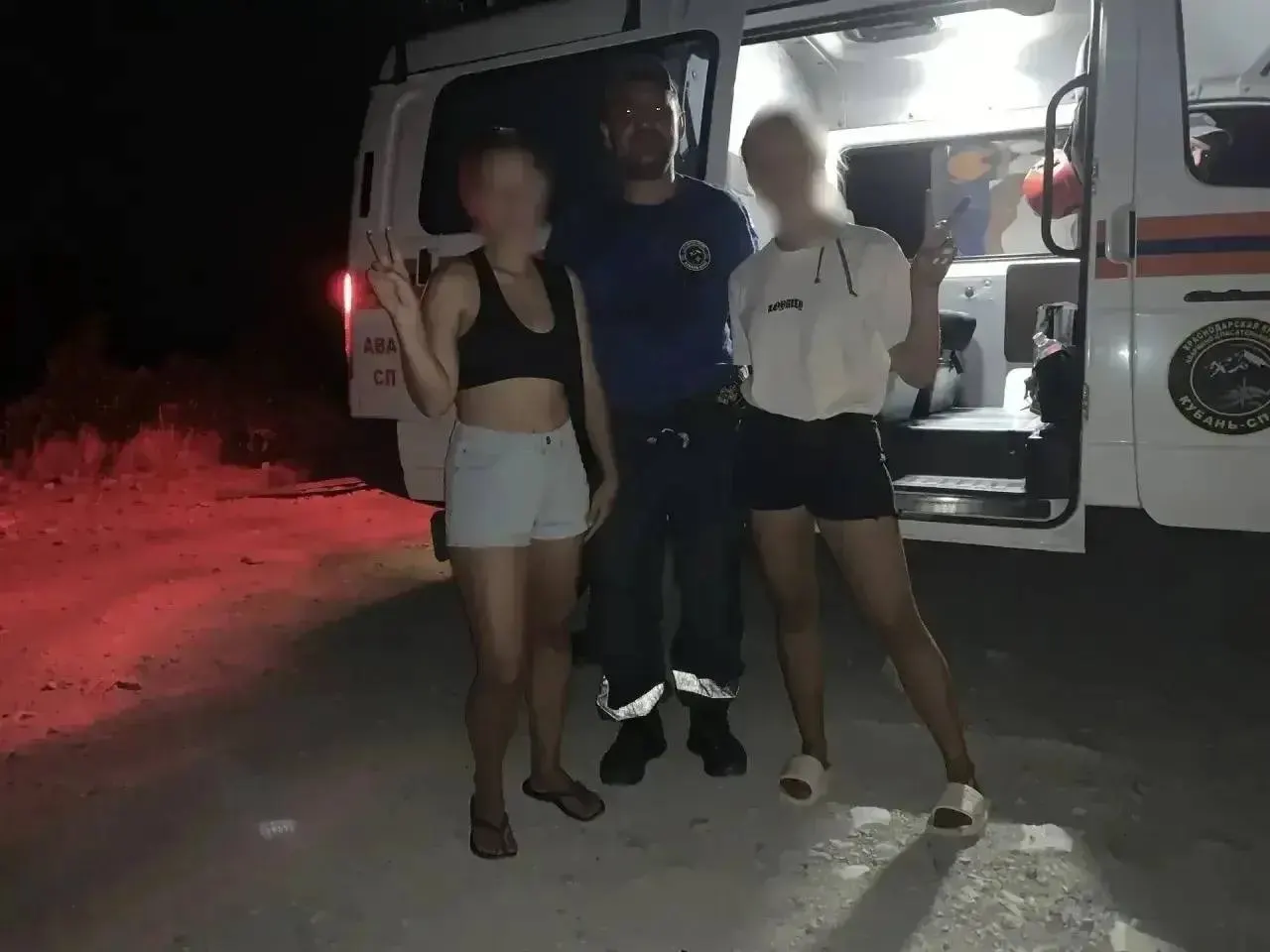 Две девушки застряли на борту стоящего на мели сухогруза у села Кабардинка. Спасатели, спустившись со скалы с альпинистским снаряжением, поднялись на борт и эвакуировали их на берег, помощь медиков не потребовалась.