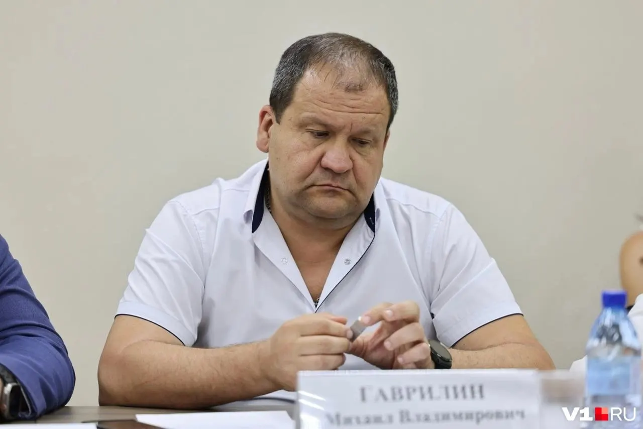 Начальник отдела городского хозяйства назвал идею бесплатных парковок у больниц «создающей хаос» и объяснил, как одностороннее движение помогло разгрузить улицы.