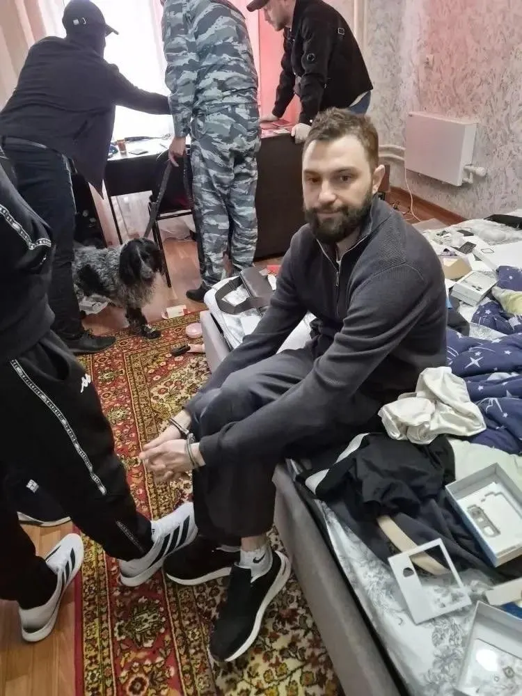 Комика задержали в апреле в состоянии, похожем на наркотическое опьянение; при обыске в квартире обнаружили запрещённые вещества. Суд назначил наказание — 3 года и 4 месяца в исправительной колонии строгого режима.