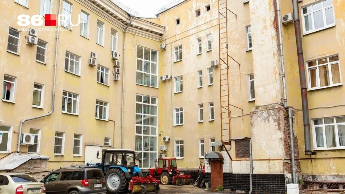 Решение о переустройстве дворовой территории и организации парковки принимается на общедомовом собрании собственников; изменения должны соответствовать нормам и учитывать права жильцов.