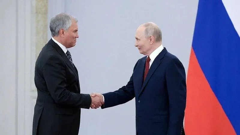Спикер Госдумы поблагодарил президента за формирование конкурентной партийной системы, привёл данные о законотворчестве и завершил выступление лозунгами.