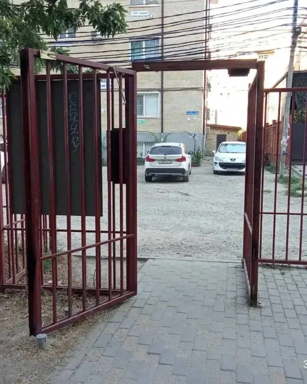 Часть жильцов установила забор вокруг ЖК «Светлый», чтобы не допускать посторонних. Соседи жаловались на неудобства, а спустя несколько часов управляющая компания срезала сварные швы — проход вновь открыт.