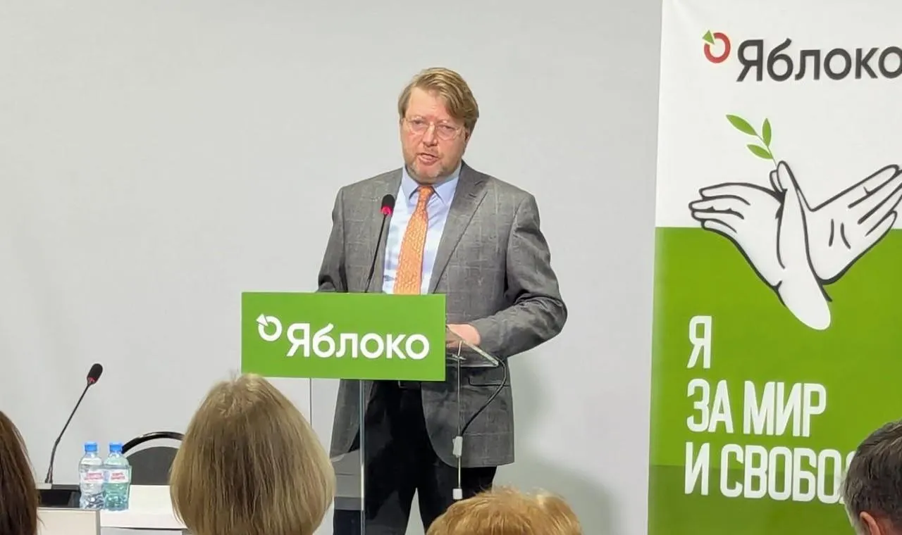 Верховный суд оставил в силе штраф председателю «Яблока» Николаю Рыбакову за публикацию фотографии Алексея Навального; партия намерена обжаловать решение в Конституционном суде.
