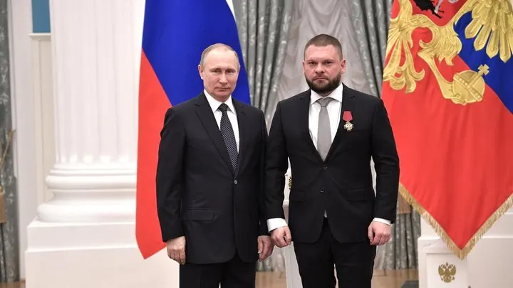 В официальной декларации одного из лидеров федерального списка «Единой России» указаны акции Apple, Intel, Procter & Gamble, паи в зарубежных фондах и другие иностранные активы; в партии утверждают, что до подачи документов они были отчуждены.