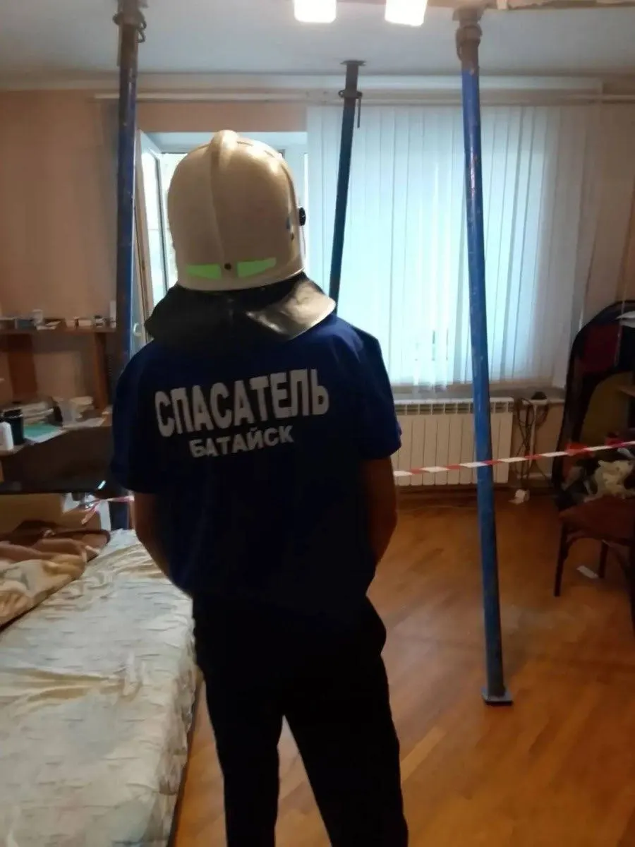 Частичное разрушение плиты между первым и вторым этажами в жилом доме в Авиагородке. Введён режим повышенной готовности, дальнейшие меры определят по итогам обследования специалистов.