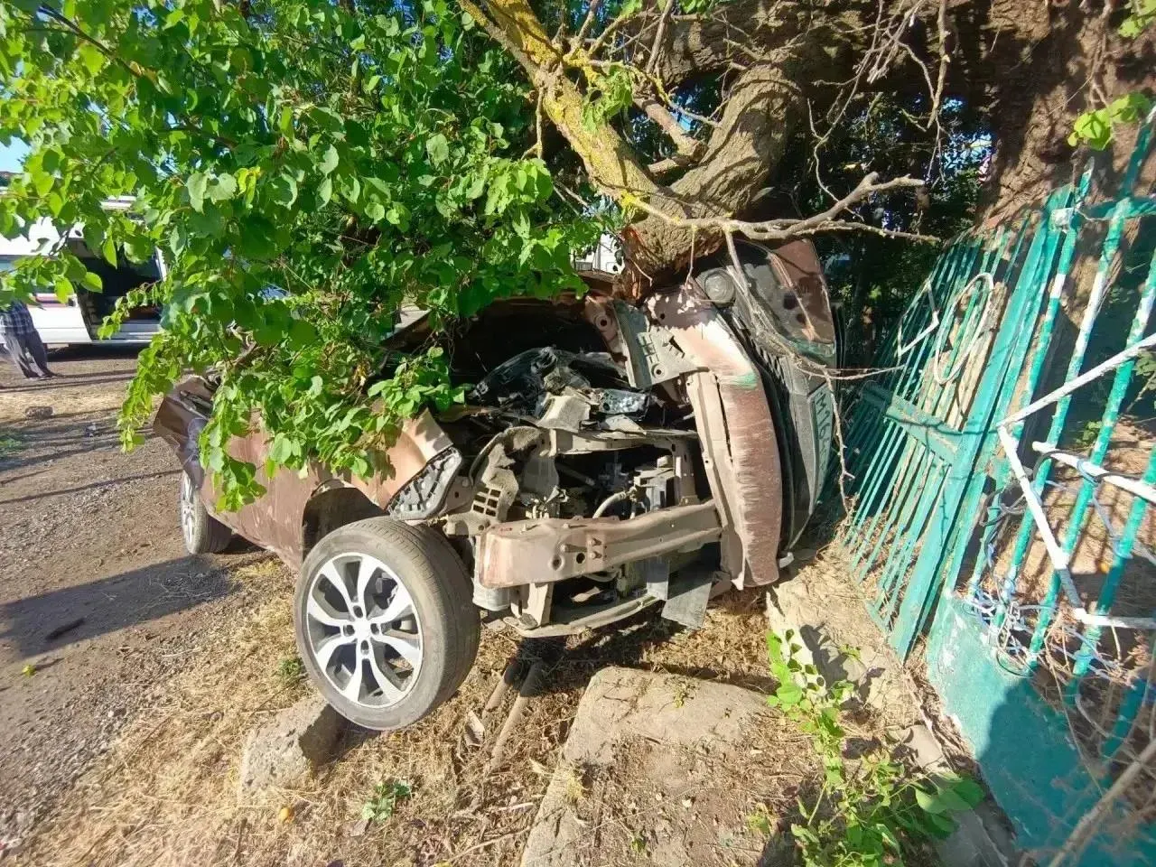 Ранним утром в станице Тамань 18‑летний водитель не справился с управлением и врезался в бетонное ограждение и дерево. Два 17‑летних пассажира погибли на месте, водитель госпитализирован.