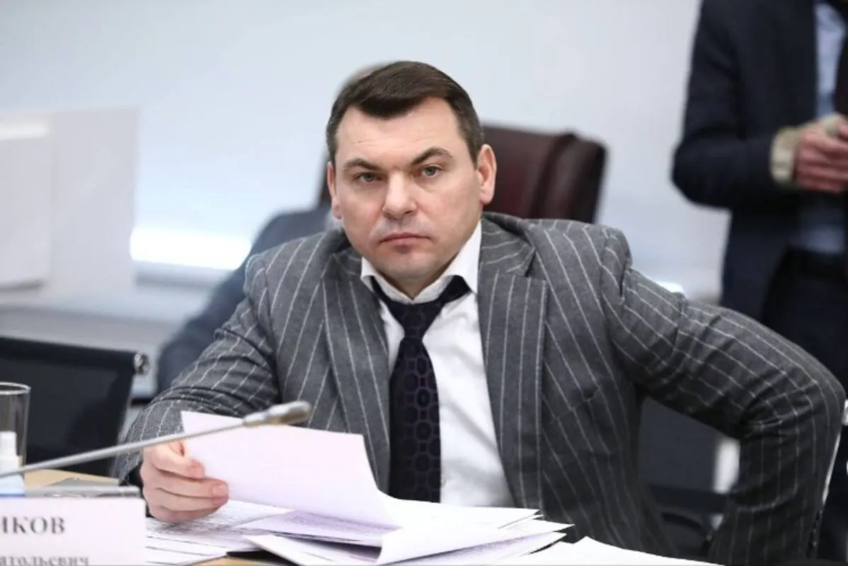 В Первомайский районный суд Краснодара передали уголовное дело бывшего министра гражданской обороны и чрезвычайных ситуаций региона. Ему вменяют превышение должностных полномочий (ч. 3 ст. 286 УК РФ): следствие считает, что он фальсифицировал документы, чтобы отменить итоги тендера и продвинуть интересы другой компании.