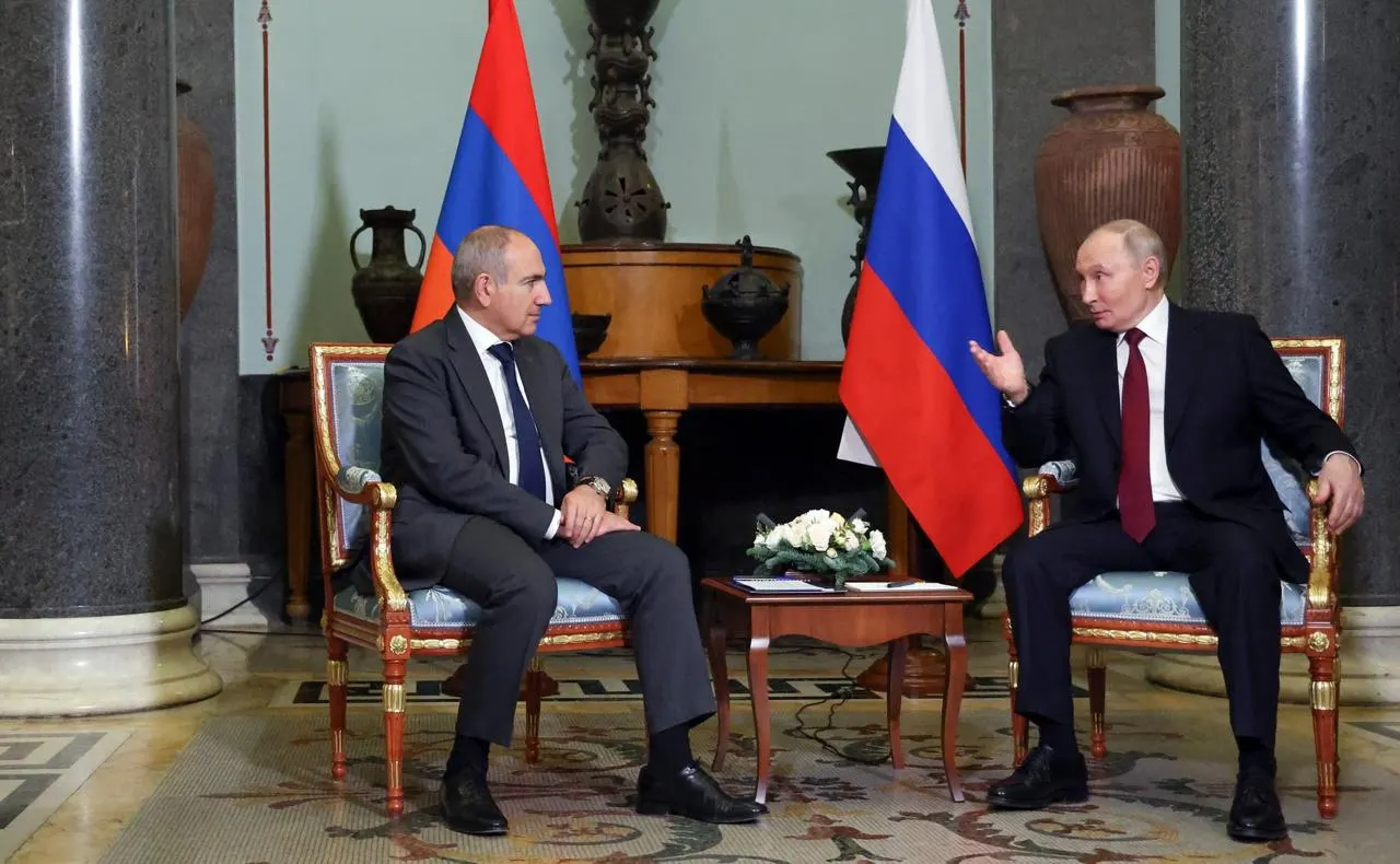 Премьер-министр Армении заявил, что введённые против республики экспортные ограничения парализуют Евразийский экономический союз; он обсудил ситуацию с российским лидером и призвал принять меры.