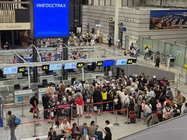 План «Ковёр» ввели в 19:17 и отменили в 22:35: аэропорт Сочи временно не работал более трёх часов, пассажиры ожидали вылетов в залах ожидания.