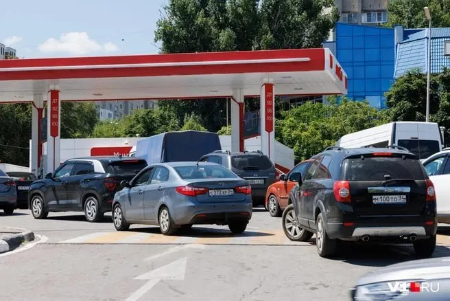 В Волгограде полиция задержала участников у заправки, которые намеревались записать видеообращение главе СК о дефиците бензина; одного из них, адвоката, суд арестовал на пять суток по статье о неповиновении полиции.