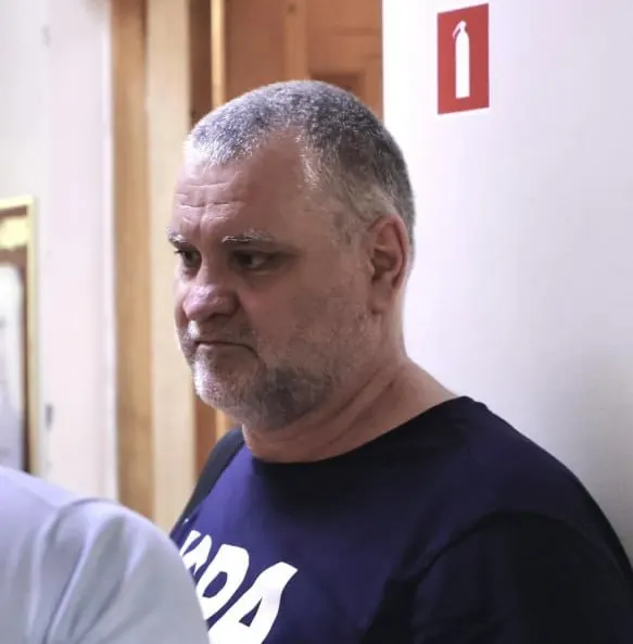 Суд в Волгограде отказал в замене меры пресечения для Михаила Серенко: он останется в СИЗО до 7 октября по ряду уголовных дел, среди которых вымогательство, реабилитация нацизма, клевета и распространение порнографии.