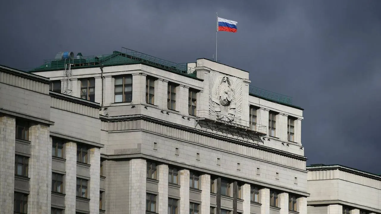 Госдума рассматривает законопроект, вводящий комплекс ограничений для граждан, уехавших из России и признанных уклоняющимися от исполнения наказаний по ряду политически мотивированных дел. Документ предполагает запрет на ряд государственных и банковских услуг, заморозку имущества и создание реестра таких граждан.