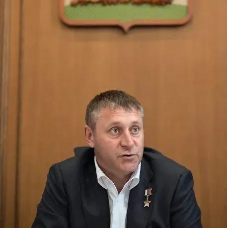 Александр Шуваев уверяет, что связь в регионе работает, хотя жители сообщают о полном отключении мобильного интернета; по словам главы, сигнал снижают в случае обстрелов.