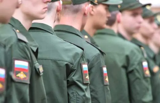 Правительство поддержало законопроект о направлении призывников в пожарные подразделения МЧС для тушения пожаров и аварийно‑спасательных работ; в ведомстве рассчитывают привлечь до 5 тысяч человек.