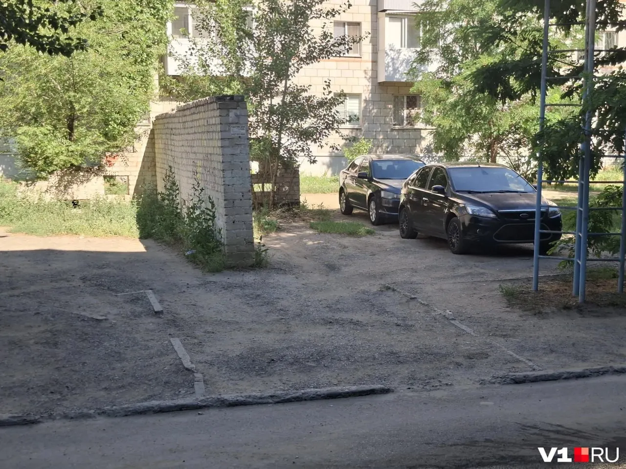 Во дворе на улице Штеменко водителям начали выписывать штрафы за стоянку на участке, который формально считается «зеленой зоной». Чиновники и автоюрист объясняют, почему даже участок с фрагментами асфальта может подпадать под запрет.