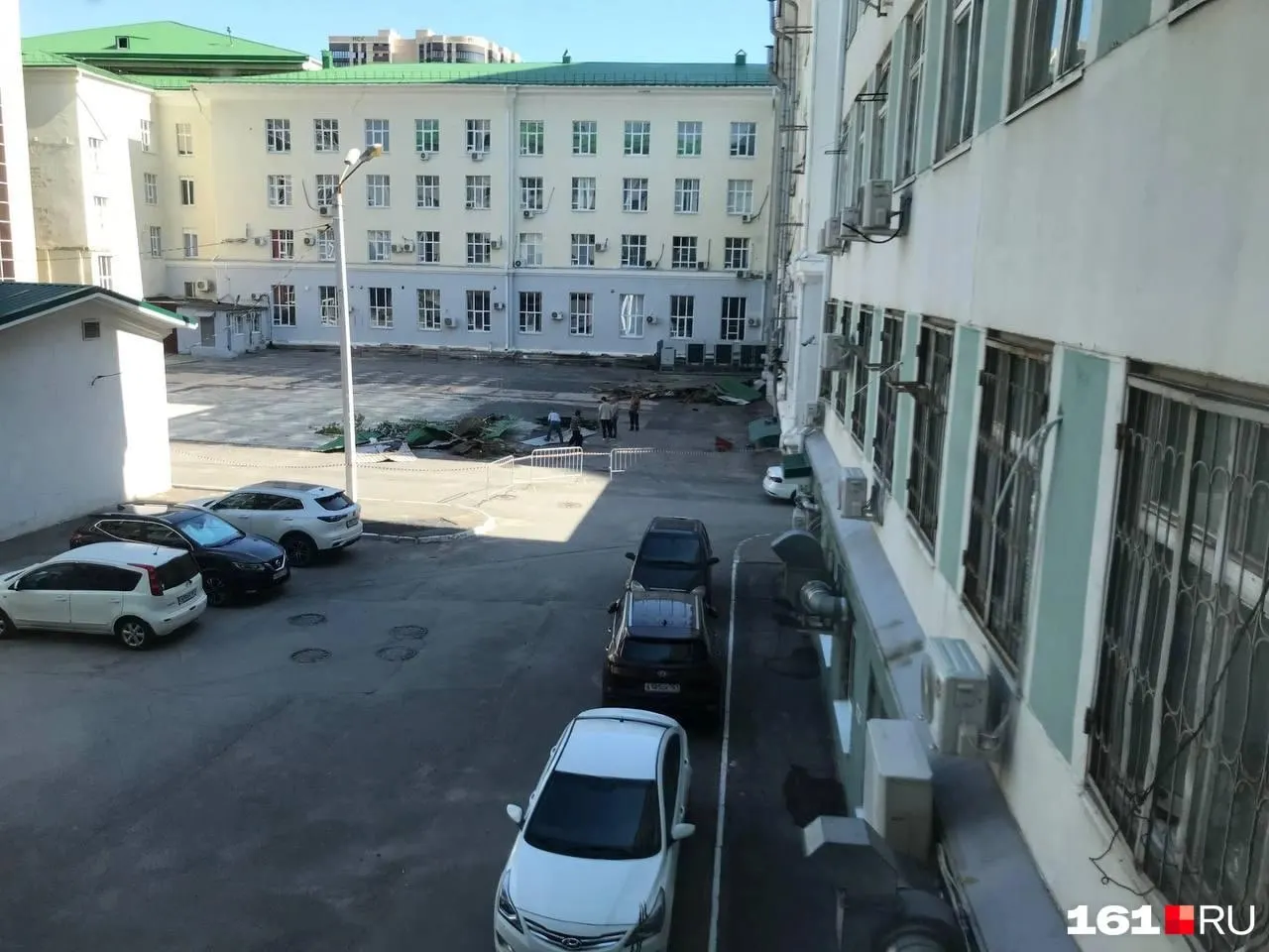 Ураган повредил около 300 м² кровли главного корпуса ДГТУ. В Ростовской области пострадали крыши 248 домов, свалено более 2 тысяч деревьев; часть жителей остаются без света, ремонт ведут круглосуточно.