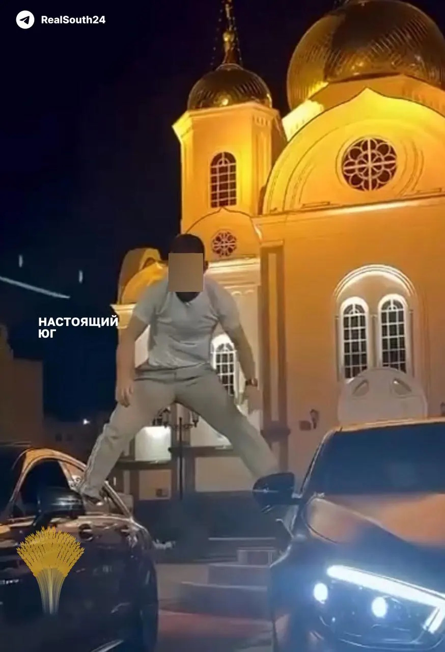 Двух местных жителей задержали после ролика, где один из них встал ногами на двери машин на фоне храма. Молодые люди записали публичные извинения, решение по делу пока не объявлено.