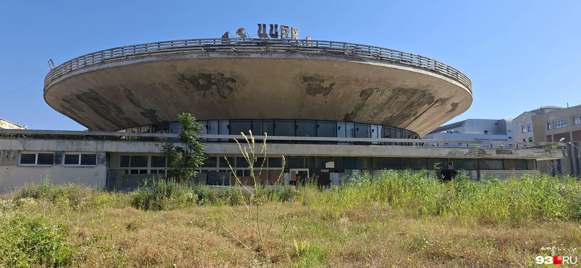Цирк в Краснодаре закрыли на реконструкцию в январе 2023 года, но обещанные работы так и не начались. Внутри — пустая арена, заброшенные кабинеты, разбитые стекла и мусор.