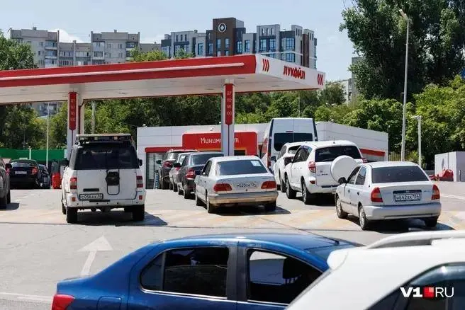 В мэрии Сочи заявили, что в курортный сезон проблем с поставками топлива не наблюдается: очередей и резкого подорожания бензина нет.