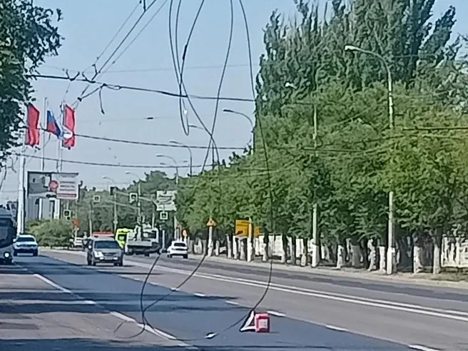 Утром 14 июля в Тракторозаводском районе Волгограда маршрут №9 сократили из‑за технических проблем с контактной сетью — это второй обрыв на участке проспекта Ленина за несколько дней.