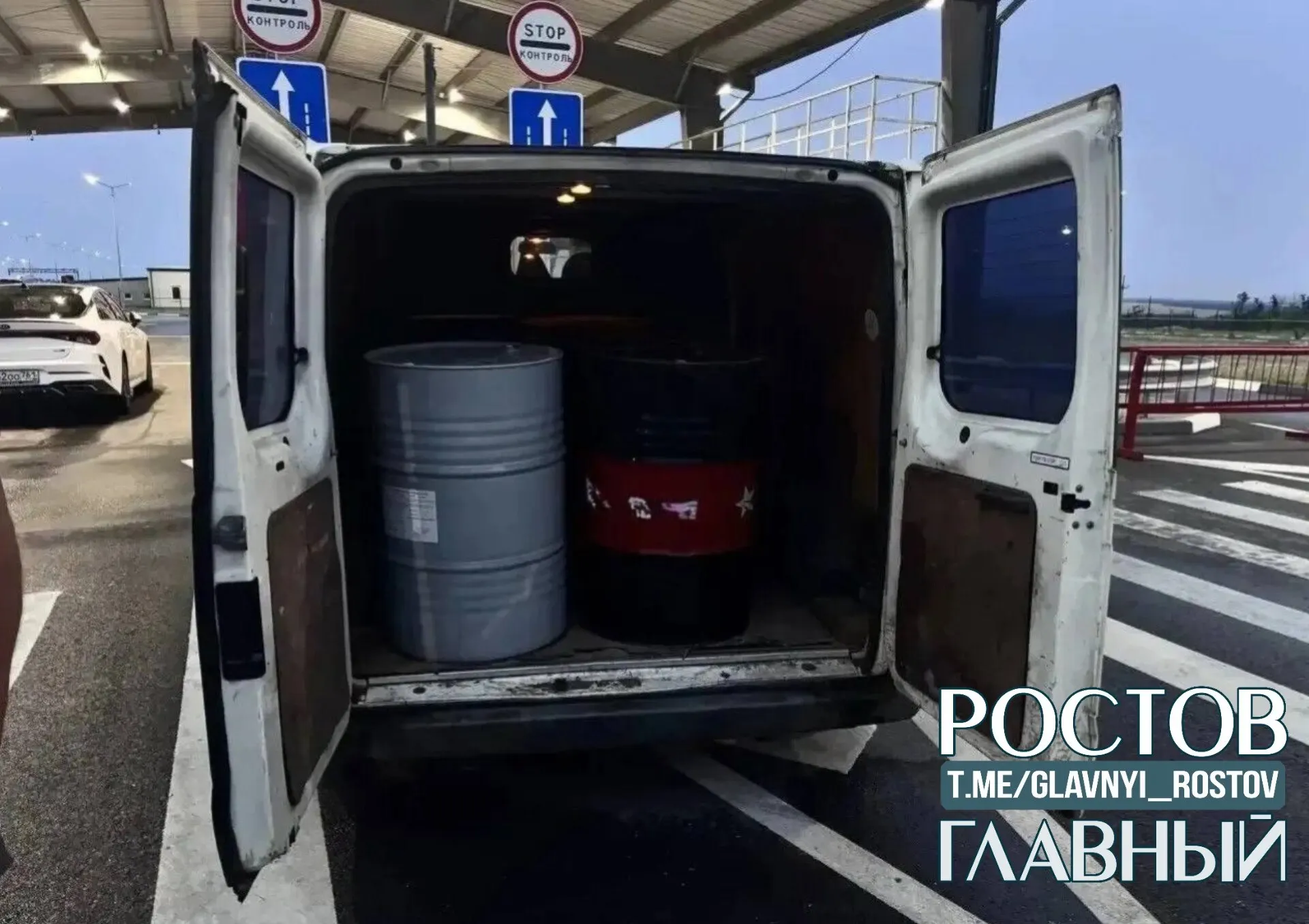 Мужчину задержали при провозе топлива через Ростовскую область: 1,6 т бензина планировали перепродать в самопровозглашённые республики по завышенным ценам.