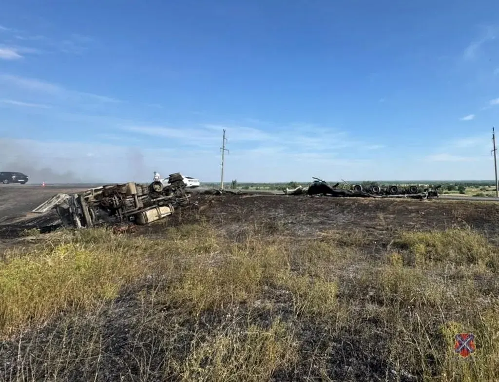 В Суровикинском районе грузовой автомобиль МАН с пустой цистерной опрокинулся и загорелся. 42‑летний водитель госпитализирован, его состояние уточняют.