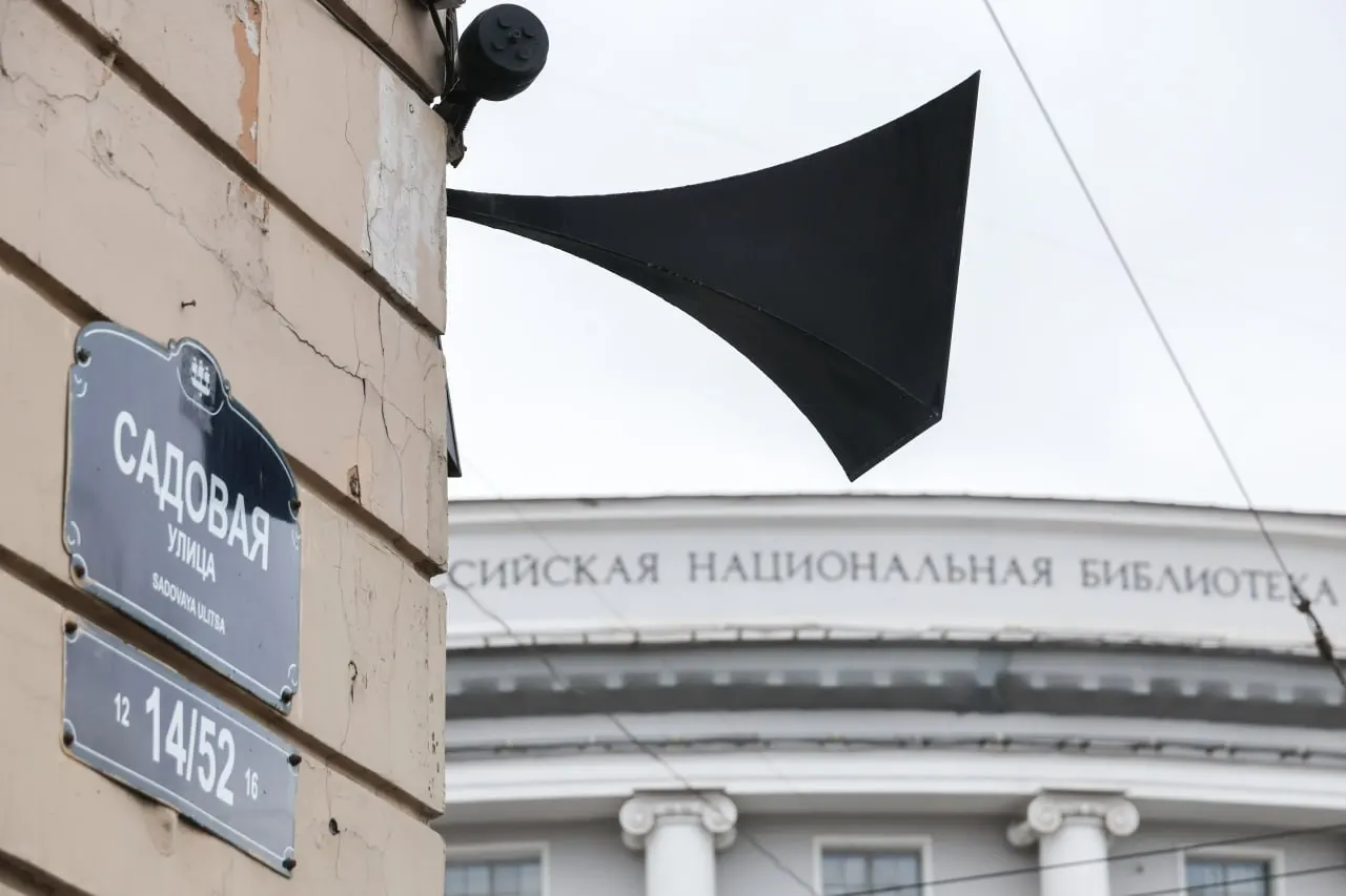 Власти объясняют невключение уличных сирен желанием не сеять панику и тем, что сигналы предназначены для других типов угроз; в отдельных районах оповещение срабатывало, а местные службы публиковали памятки о действиях при сигнале "Внимание всем!".