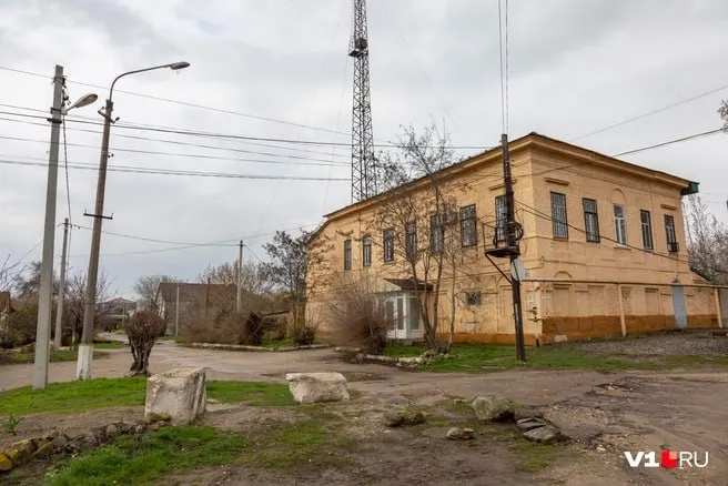 Здание бывшего отдела милиции с почти двухвековой историей и статусом объекта культурного наследия регионального значения выставляли на продажу за 6 122 000 рублей — покупателей не нашлось.