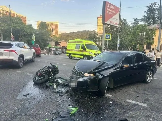 Вечером в поселке Дагомыс мотоциклист погиб в результате столкновения с автомобилем «Мерседес». Правоохранительные органы выясняют причины и обстоятельства аварии.