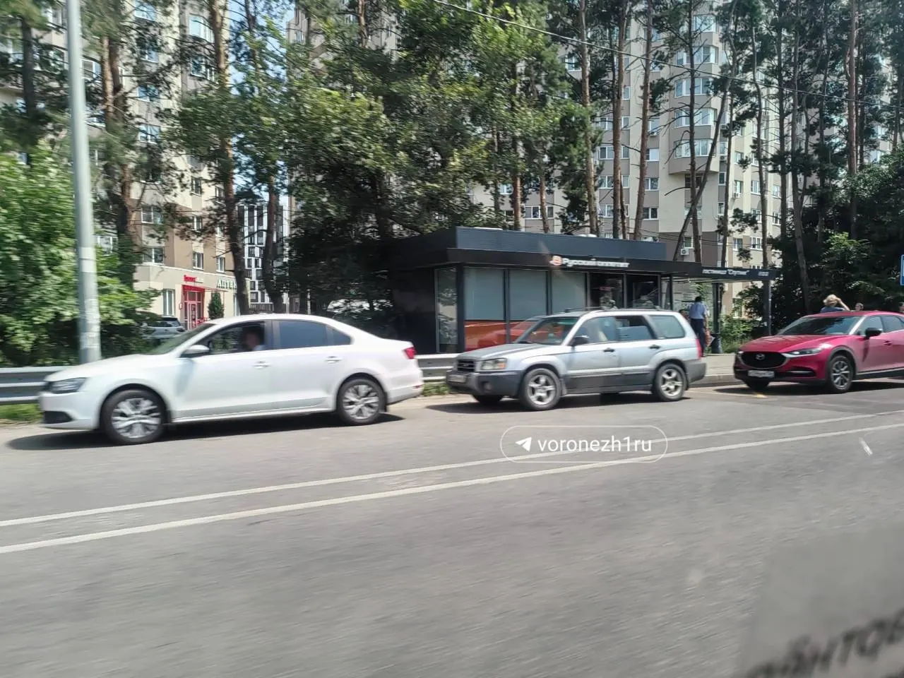 У автозаправки у остановки «Спутник» на Московском проспекте выстроилась длинная очередь: за сутки число машин увеличилось почти вдвое.