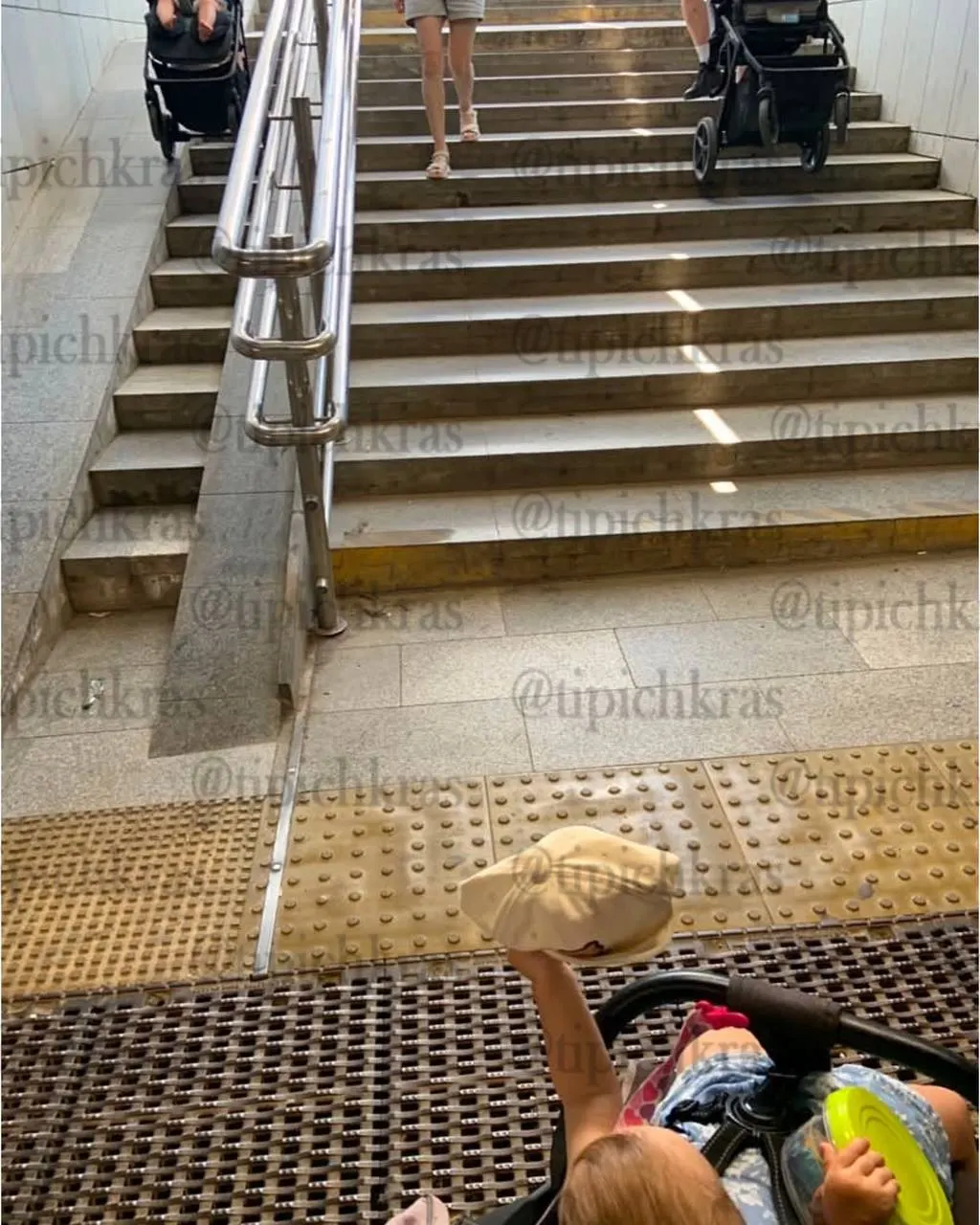 Лифты в подземном переходе на Петра Метальникова не работают почти год. Жители с колясками и маленькими детьми вынуждены просить помощи или идти в большой объезд; обращения по телефону результата не дали.