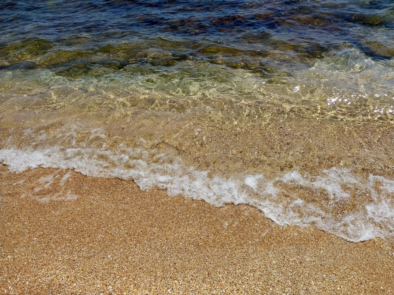 На Азовском море у Приморско-Ахтарска вода прогрелась до +28 °C, на Чёрном море — до +26 °C. Днём воздух в крае местами прогреется до +29 °C.