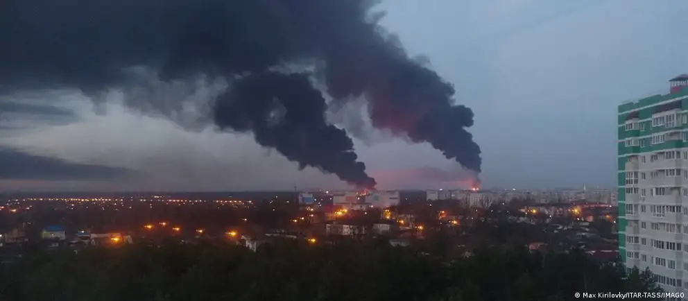 Ночные атаки беспилотников привели к возгораниям на нефтебазах в Твери и Ставропольском крае; в Таганрогском заливе пострадали два танкера. Минобороны сообщает об уничтожении 73 дронов.
