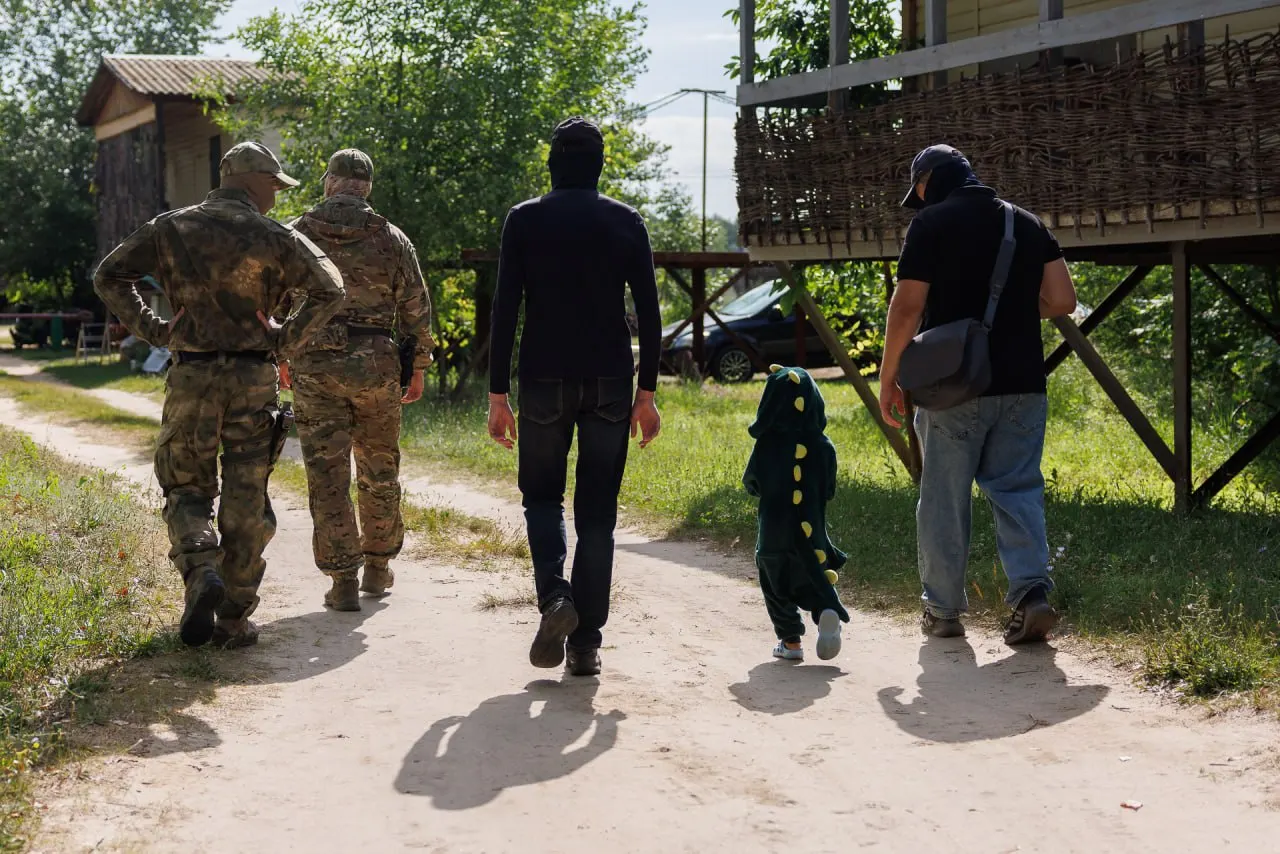 Во время проверок сотрудники Росгвардии обнаружили пятилетнего мальчика в костюме‑пижаме дракончика, шедшего без присмотра; спасатели и силовики вернули ребенка родителям и призвали не оставлять детей одних.