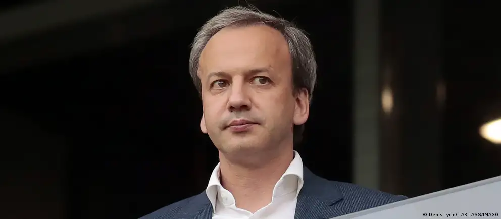Аркадий Дворкович заявил о намерении обжаловать в суде своё включение в 21-й пакет санкций ЕС и временно покидает пост главы Международной шахматной федерации; обязанности перейдут к Вишванатану Ананду.