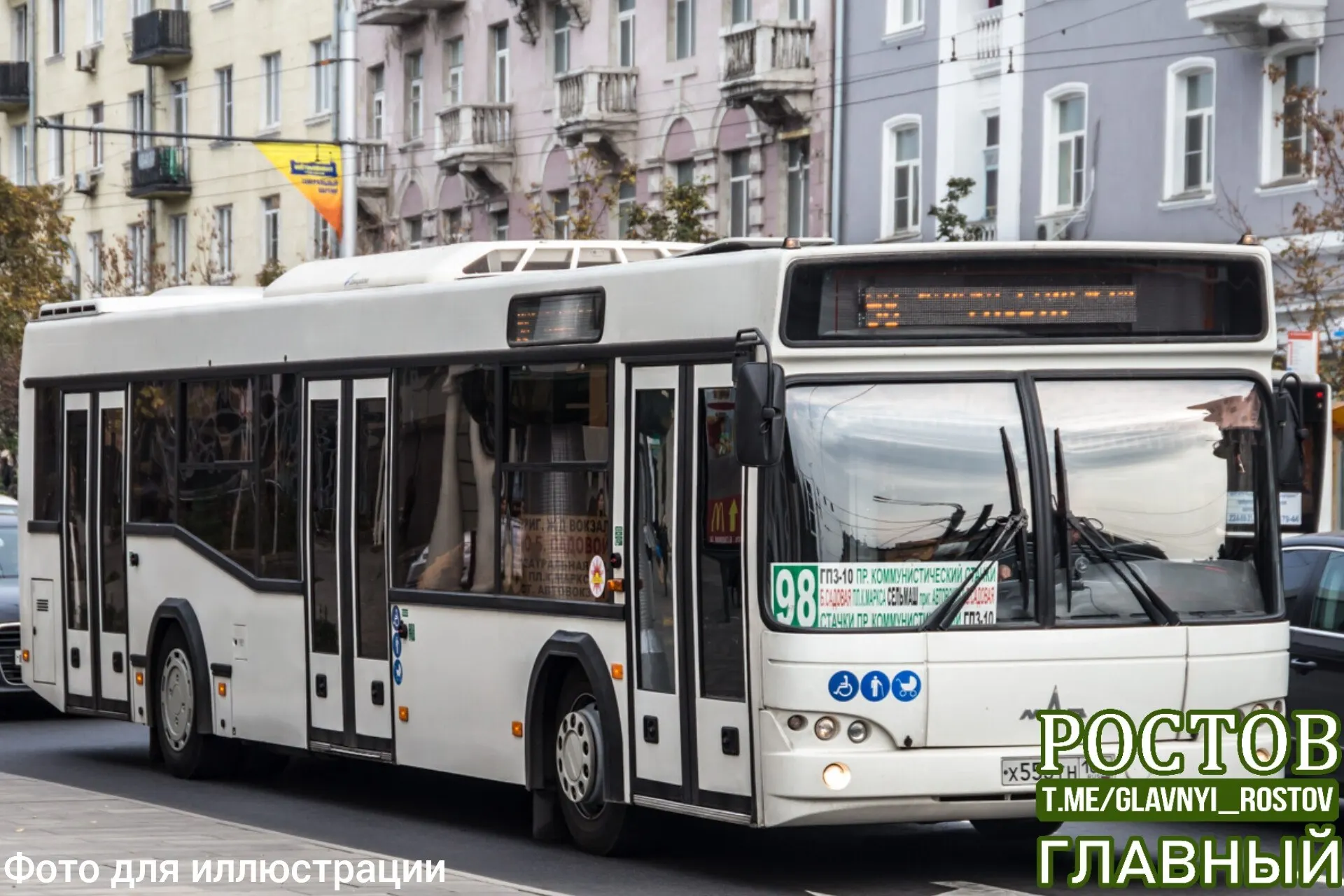 В Ростове-на-Дону водитель остановил автобус и помог пассажирке: её дочери внезапно стало плохо, пассажиры тоже пришли на помощь.