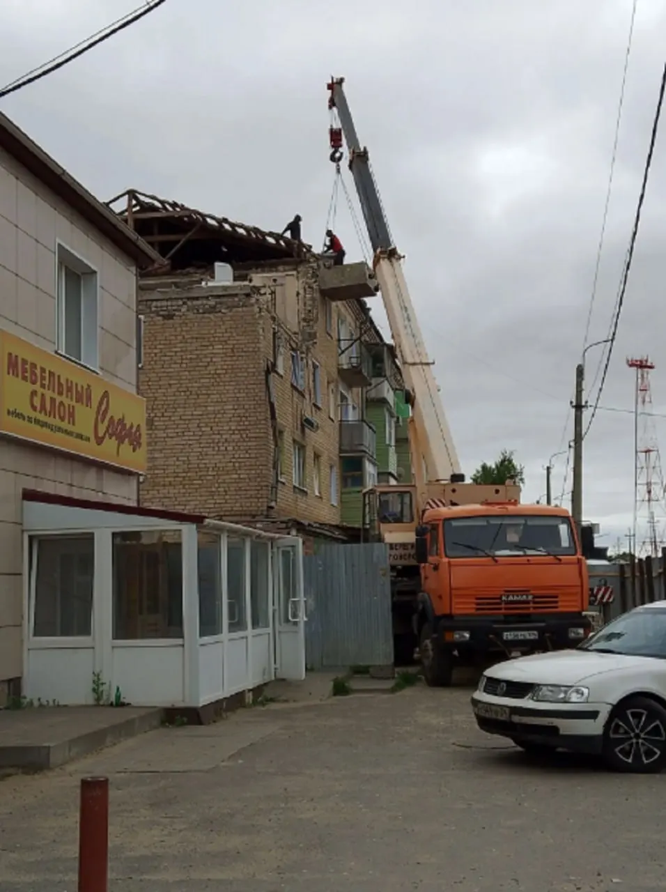 В Камышинском районе Волгоградской области стартовали восстановительные работы в многострадальном многоквартирном доме: жители надеются вернуться осенью после ремонта.