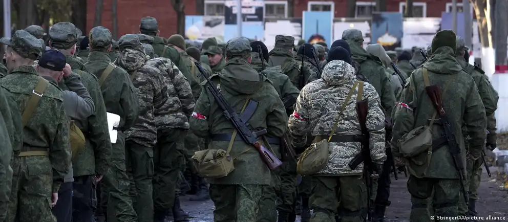 Заявления политиков и журналистские расследования говорят о возможной подготовке расширенной мобилизации, власти это категорически отрицают. Разбираем признаки, официальные комментарии и оценку экспертов.