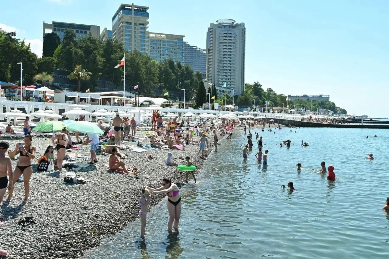 В разгар лета вода в Черном море прогрелась до ~+25°C, воздух — до +27°C. Загрузка отелей в Сочи составляет 78%, но туристов меньше, чем в прошлом году — на приток отдыхающих влияют тревожный фон и проблемы с транспортом.