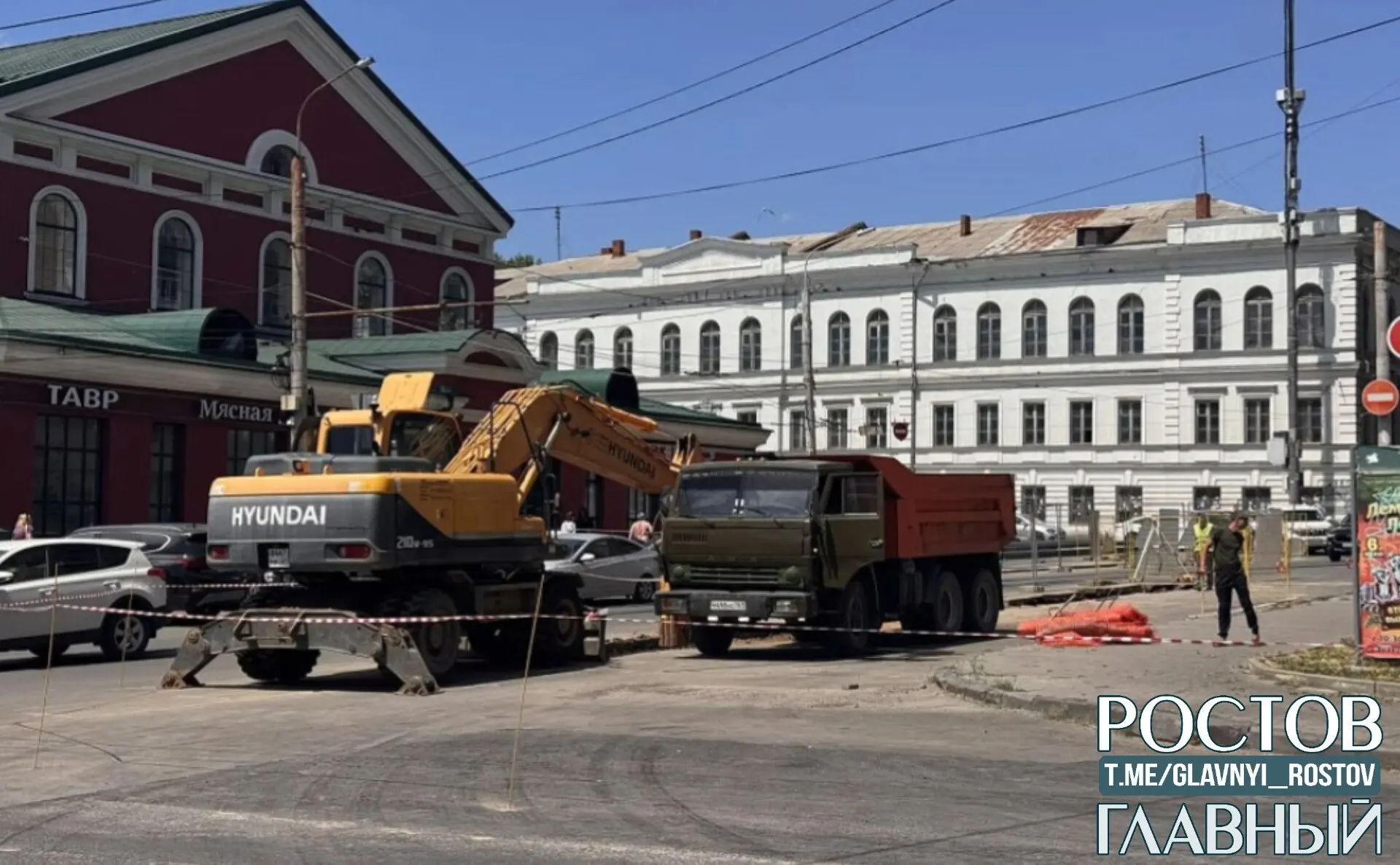 Асфальт на улице Черевичкина, уложенный меньше месяца назад в рамках нацпроекта, вскоре после ремонта разрыли для прокладки труб; работы по обновлению улицы обошлись в 46,8 млн рублей.