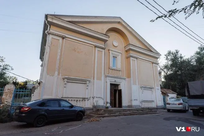Здание в центре Волгограда проходит капитальный ремонт; продавать или сдавать его не будут — после окончания работ там разместят чиновников областной администрации.