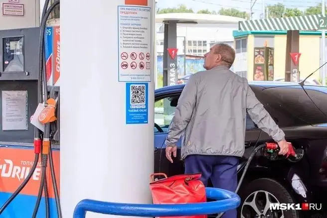 Из 58 автозаправок на курорте бензин 95-й и 92-й доступен на 39 АЗС, при этом восемь точек продают лишь дизтопливо и автогаз.