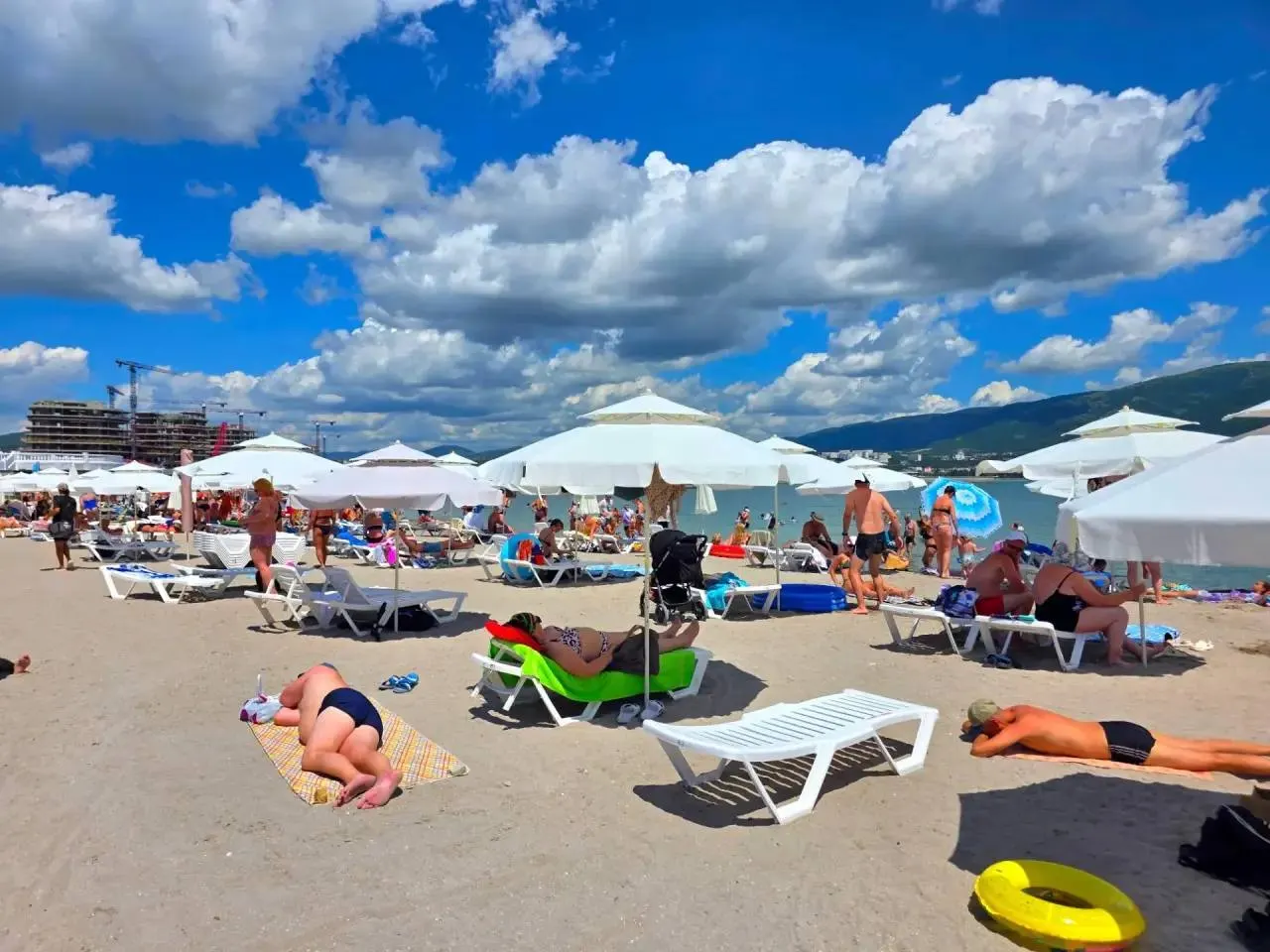 На черноморском побережье Краснодарского края стало теплее: вода прогревается до +26°C, воздух — почти до +30°C. На пляжах — больше людей, море в большинстве мест спокойное.