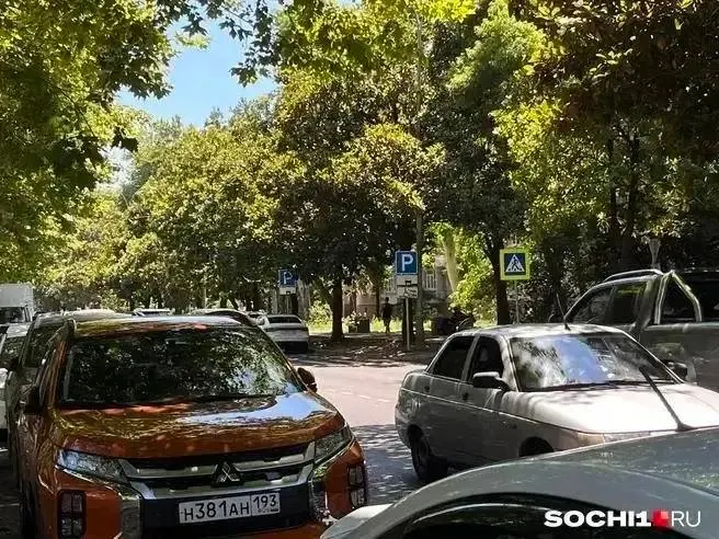 Власти Сочи рассматривают возможность освободить сотрудников медицинских учреждений от платы за парковку у больниц; подробности и сроки пока не уточняются.