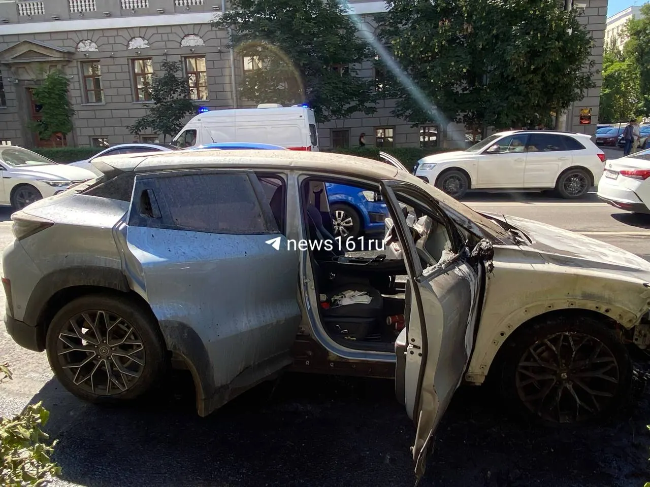 Автомобиль загорелся на Большой Садовой: по словам молодых женщин, они ехали втроём, когда началось возгорание. Причина происшествия пока неизвестна.