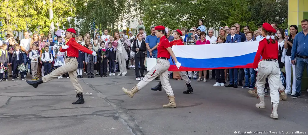 Родители по всей России жалуются, что школы ужесточили приём в старшие классы: конкурсный отбор и высокий проходной балл оставляют многих девятиклассников без возможности продолжить обучение в школе — их предлагают учиться в колледжах. Эксперты связывают это с политикой, ориентированной на подготовку рабочих кадров.