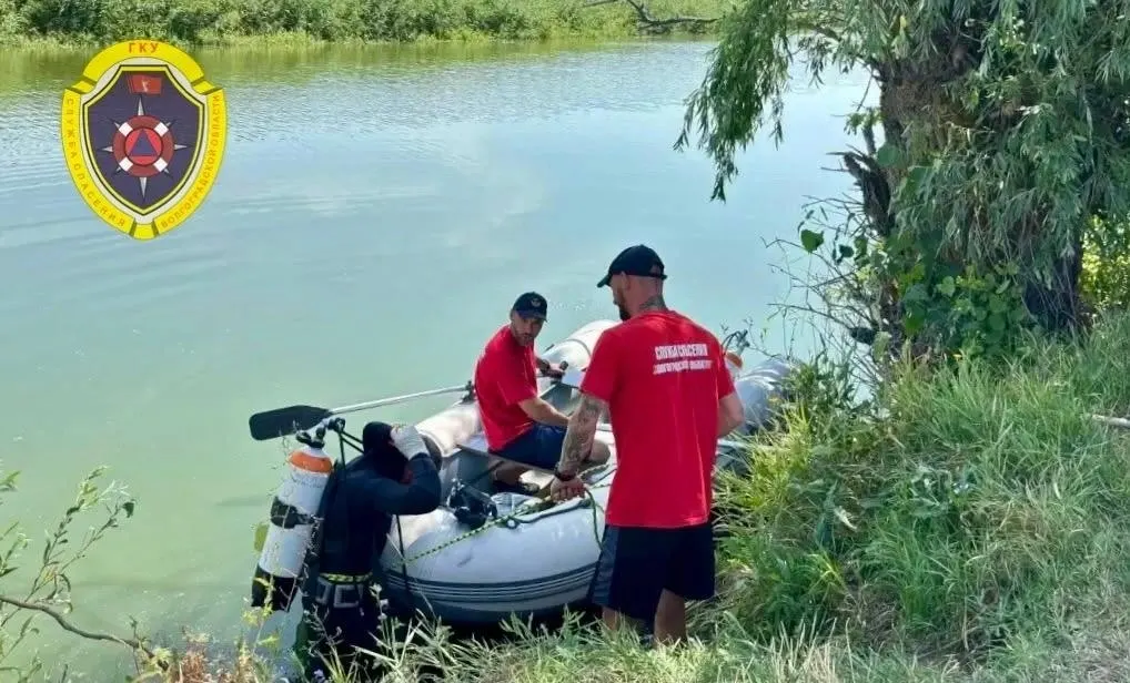 Водолазы подъянли тело мужчины в хуторе Новомаксимовский. По предварительным данным, отдых компании с алкоголем завершился трагедией.